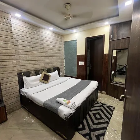 Relax Stay - Near Anand Vihar Railway Station